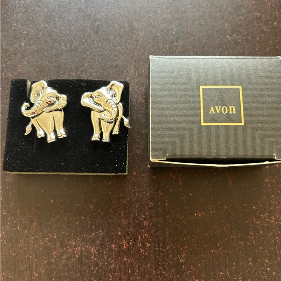 Avon Earrings. Antique. New without use. Gold Tone - Picture 2 of 3